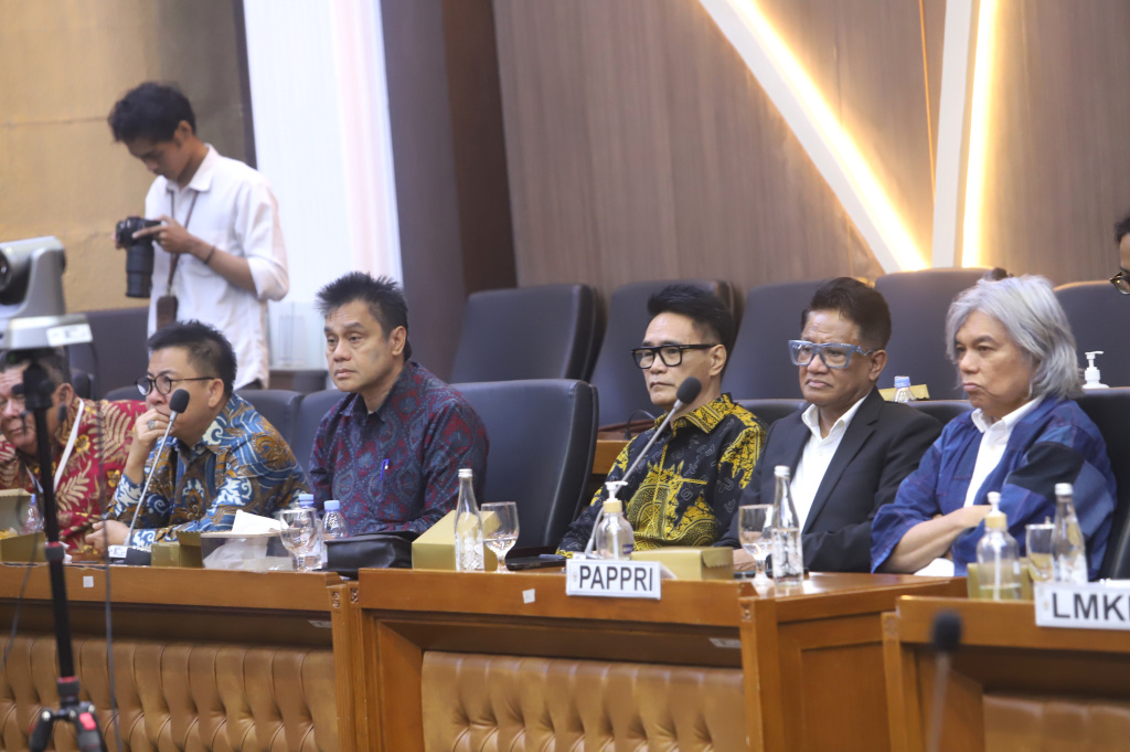 Baleg DPR menggelar Rapat Pleno dengan PAPPRI, LMKN dan VNT Network membahas RUU Hak Cipta (Ashar/SinPo.id)