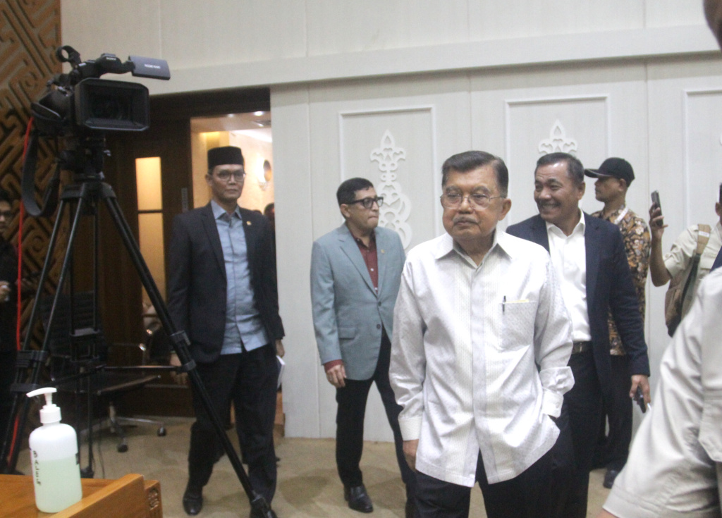 Baleg DPR menggelar Raker dengan Wapres ke-10 dan 12 Jusuf Kalla membahas RUU Pemerintahan Aceh (Ashar/SinPo.id)