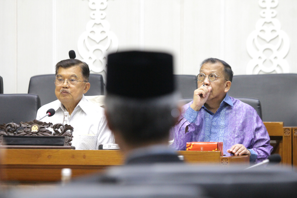 Baleg DPR menggelar Raker dengan Wapres ke-10 dan 12 Jusuf Kalla membahas RUU Pemerintahan Aceh (Ashar/SinPo.id)