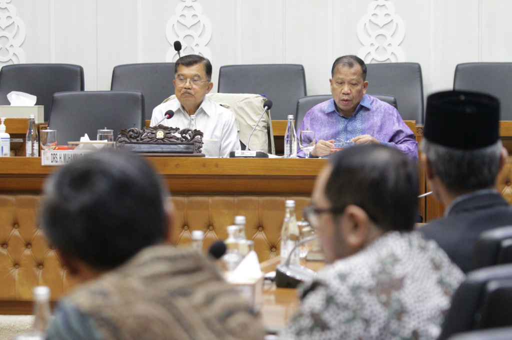 Baleg DPR menggelar Raker dengan Wapres ke-10 dan 12 Jusuf Kalla membahas RUU Pemerintahan Aceh (Ashar/SinPo.id)