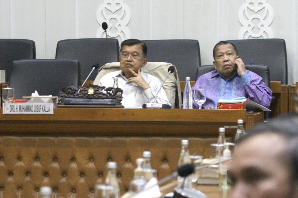 Baleg DPR menggelar Raker dengan Wapres ke-10 dan 12 Jusuf Kalla membahas RUU Pemerintahan Aceh (Ashar/SinPo.id)