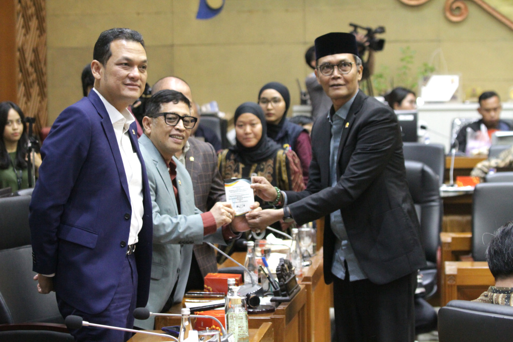 Baleg DPR menggelar Raker dengan Wapres ke-10 dan 12 Jusuf Kalla membahas RUU Pemerintahan Aceh (Ashar/SinPo.id)