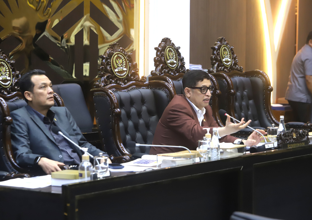 Baleg DPR gelar RDP dengan Wakil Menteri Haji dan Umrah Dahnil Anzar Simanjuntak membahas Pengharmonisasian dan Pembulatan RUU No 34 Tahun 2014 tentang Pengelolaan Keuangan Haji (Ashar/SinPo.id)