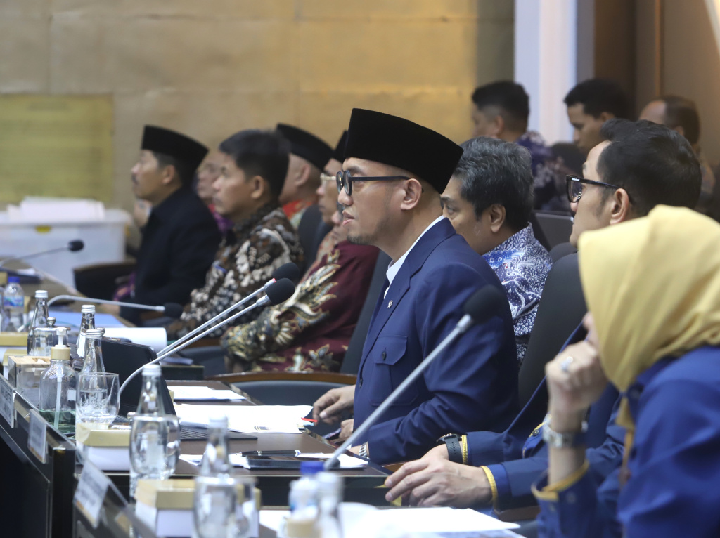 Baleg DPR gelar RDP dengan Wakil Menteri Haji dan Umrah Dahnil Anzar Simanjuntak membahas Pengharmonisasian dan Pembulatan RUU No 34 Tahun 2014 tentang Pengelolaan Keuangan Haji (Ashar/SinPo.id)