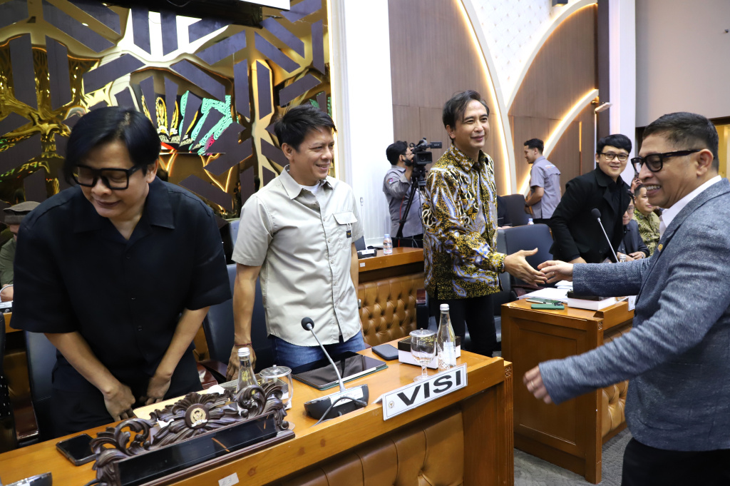 Baleg DPR menggelar Rapat Pleno RDPU dengan AKSI,VISI dan ASIRI membahas RUU Hak Cipta (Ashar/SinPo.id)