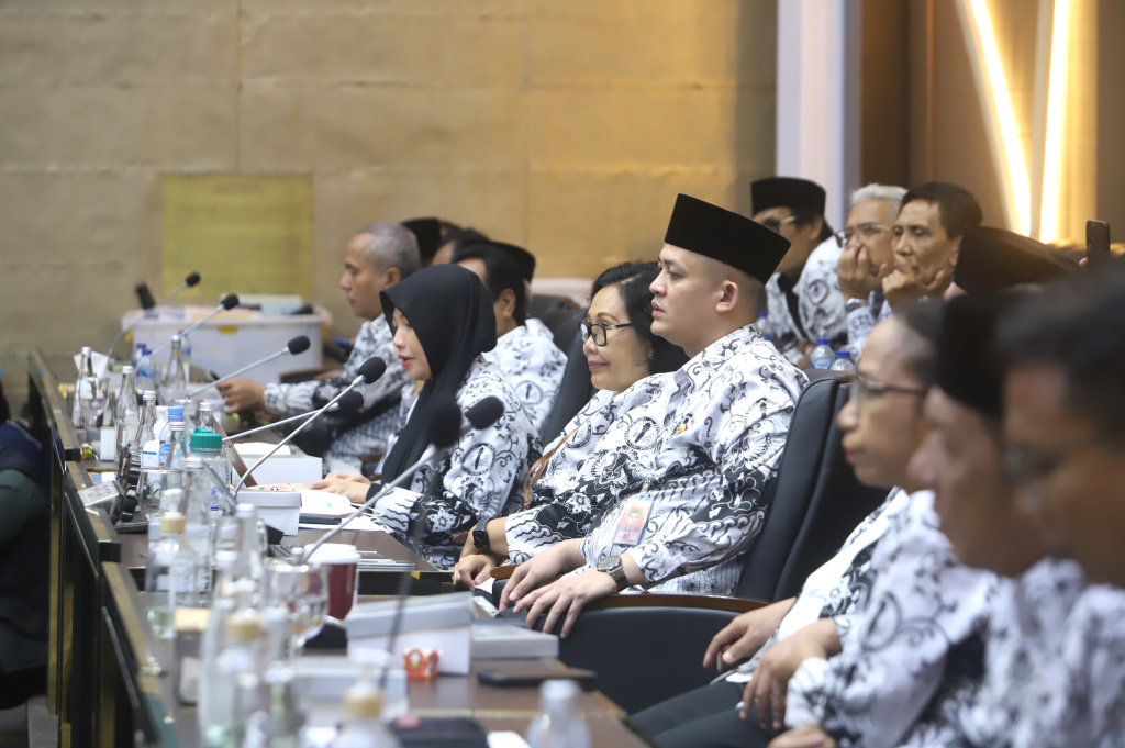 Baleg DPR menerima audiensi dengan Persatuan Guru Republik Indonesia (PGRI) membahas RUU tentang Perlindungan Guru (Ashar/SinPo.id)