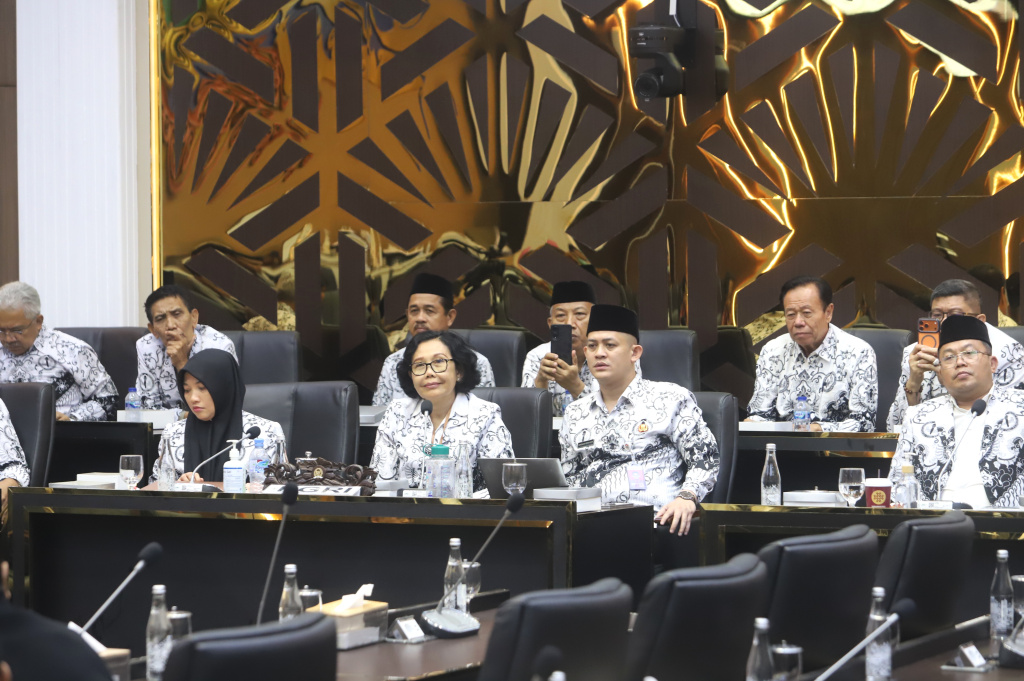 Baleg DPR menerima audiensi dengan Persatuan Guru Republik Indonesia (PGRI) membahas RUU tentang Perlindungan Guru (Ashar/SinPo.id)