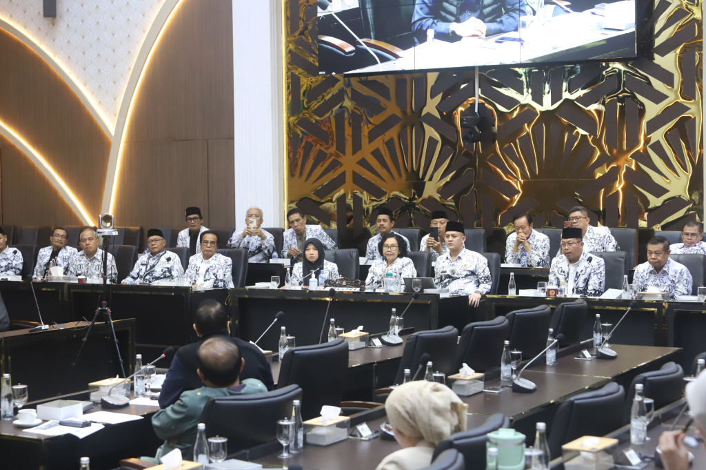 Baleg DPR menerima audiensi dengan Persatuan Guru Republik Indonesia (PGRI) membahas RUU tentang Perlindungan Guru (Ashar/SinPo.id)