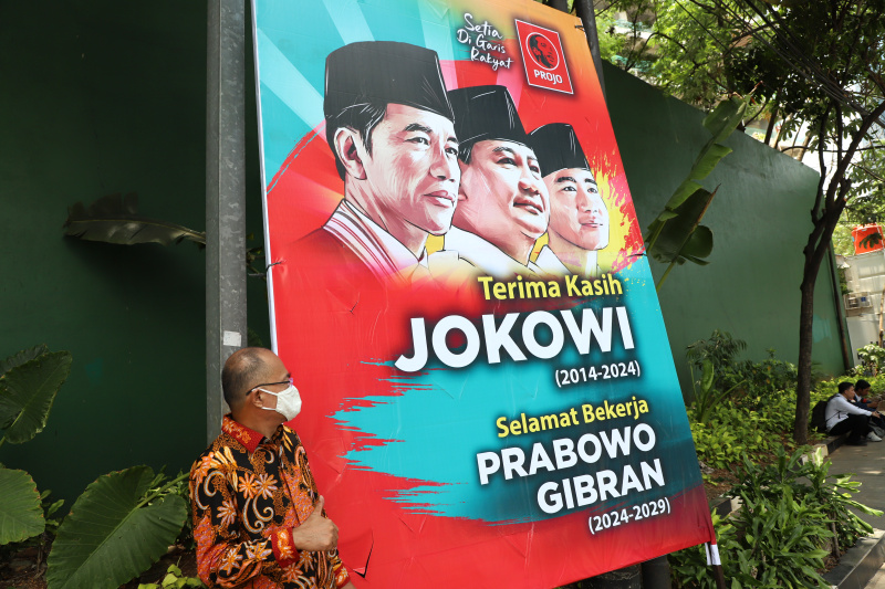 Baliho ucapan terima kasih Jokowi menurut lembaga Survei Indikator Politik 80 persen masyarakat puas dengan kinerja Jokowi selama 10 tahun (Ashar/SinPo.id)