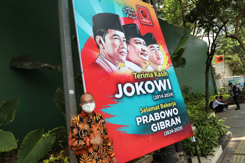 Baliho ucapan terima kasih Jokowi menurut lembaga Survei Indikator Politik 80 persen masyarakat puas dengan kinerja Jokowi selama 10 tahun (Ashar/SinPo.id)