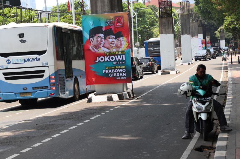 Baliho ucapan terima kasih Jokowi menurut lembaga Survei Indikator Politik 80 persen masyarakat puas dengan kinerja Jokowi selama 10 tahun (Ashar/SinPo.id)