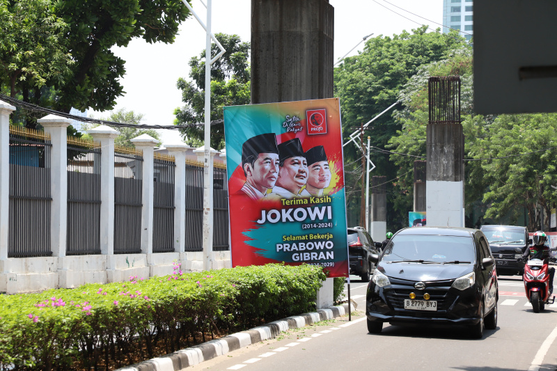 Baliho ucapan terima kasih Jokowi menurut lembaga Survei Indikator Politik 80 persen masyarakat puas dengan kinerja Jokowi selama 10 tahun (Ashar/SinPo.id)