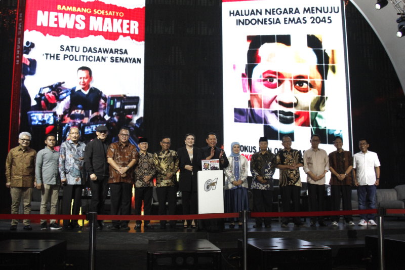 Ketua MPR RI Bambang Soesatyo meluncurkan buku ke-31 PPHN menuju Indonesia Emas 2045 dan News Maker (Ashar/SinPo.id)