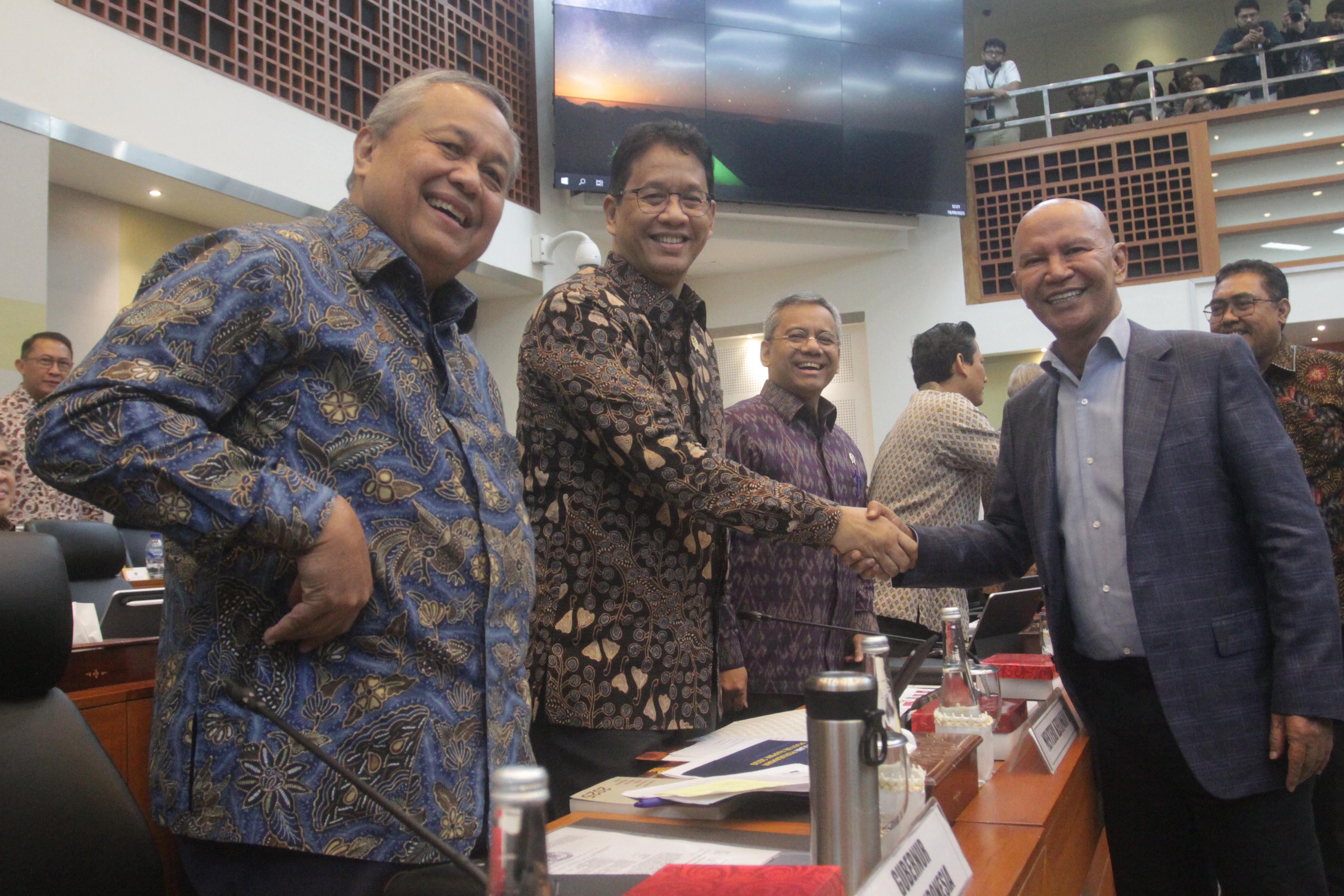 Banggar DPR gelar raker dengan Menkeu Bahas pengambilan keputusan tingkat I RAPBN 2026 (Ashar/SinPo.id)