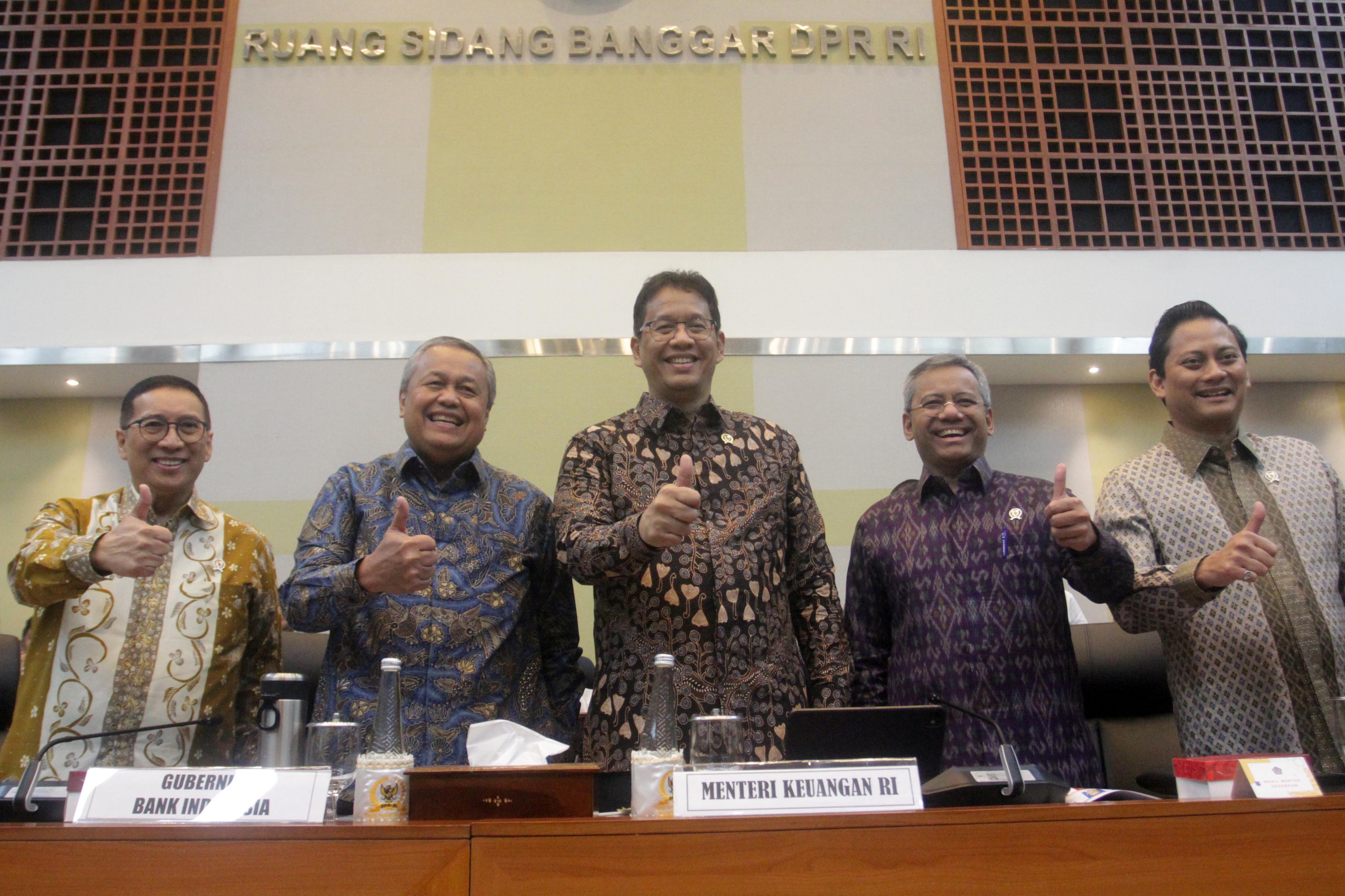 Banggar DPR gelar raker dengan Menkeu Bahas pengambilan keputusan tingkat I RAPBN 2026 (Ashar/SinPo.id)