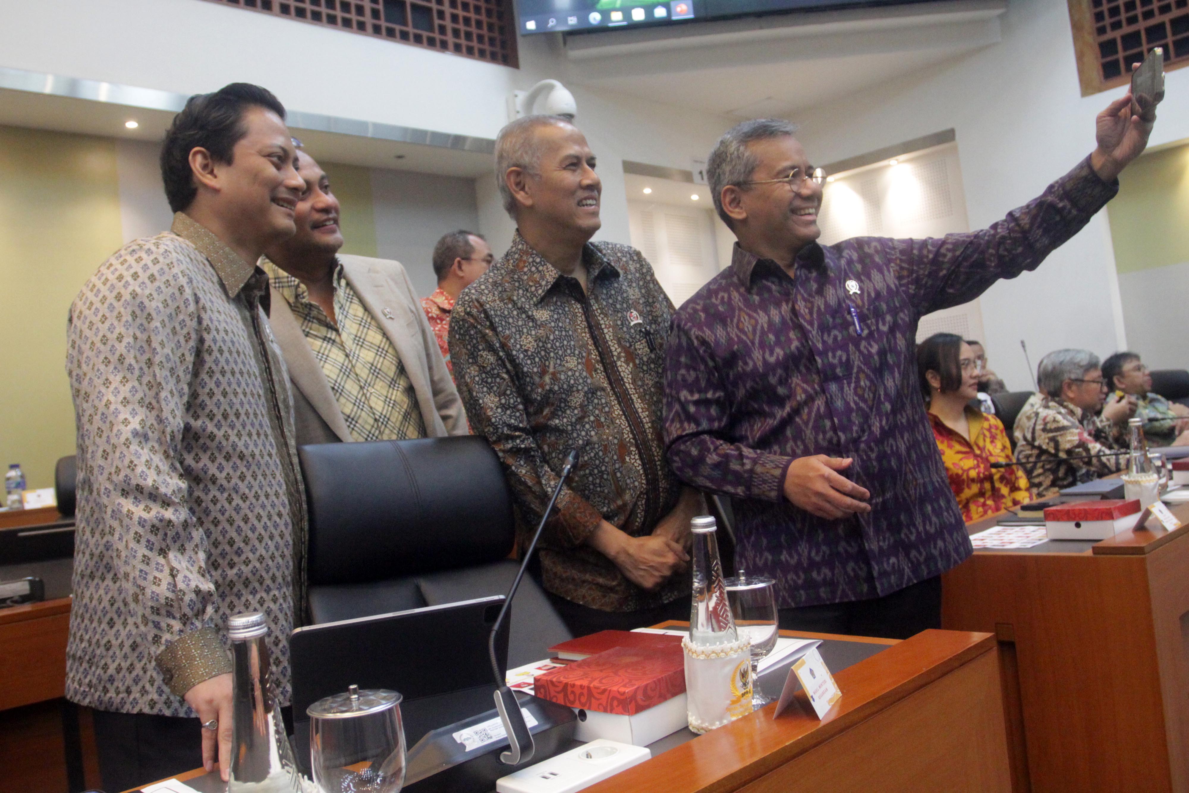 Banggar DPR gelar raker dengan Menkeu Bahas pengambilan keputusan tingkat I RAPBN 2026 (Ashar/SinPo.id)