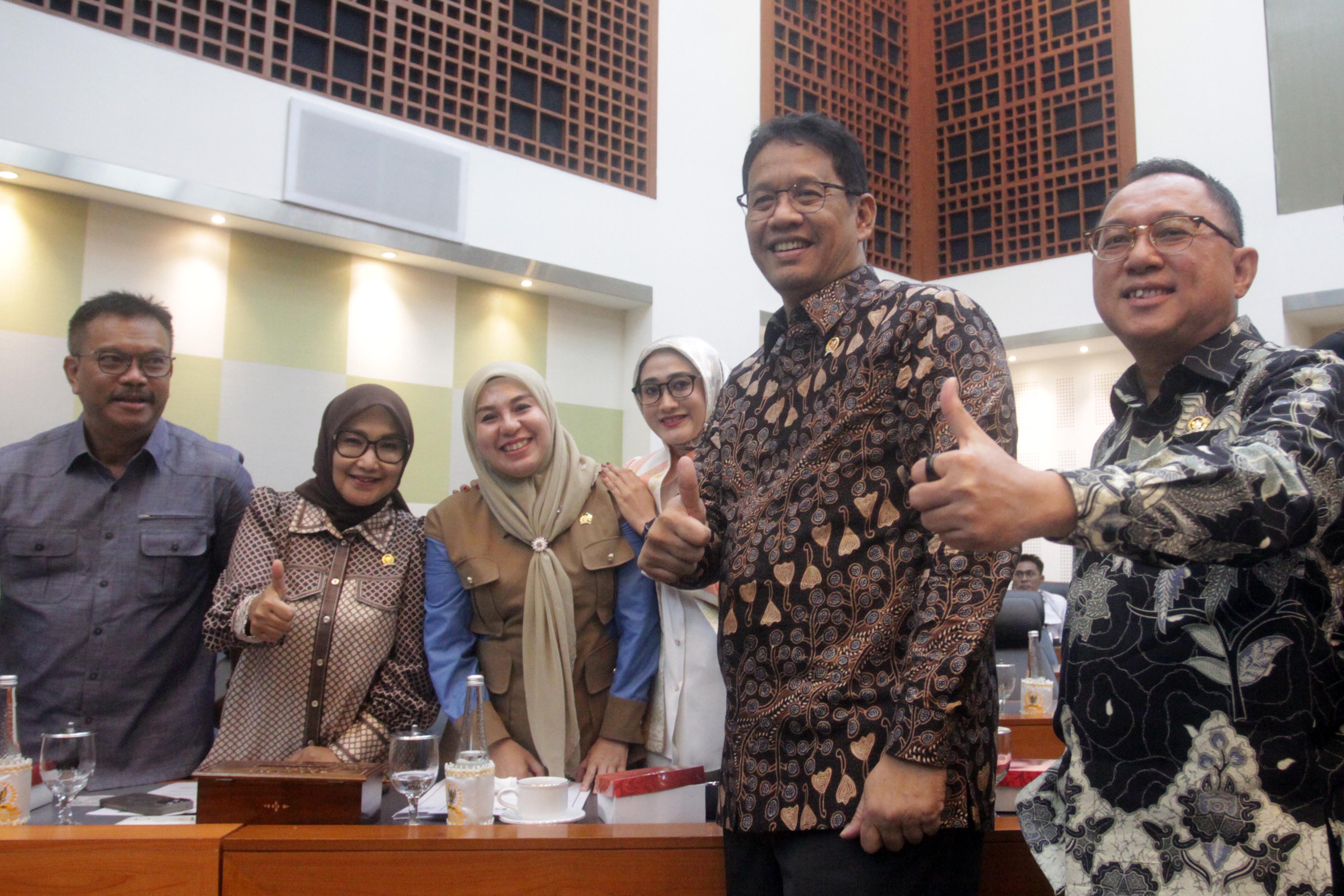 Banggar DPR gelar raker dengan Menkeu Bahas pengambilan keputusan tingkat I RAPBN 2026 (Ashar/SinPo.id)