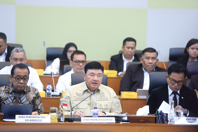 Badan Anggaran (Banggar) DPR menggelar Raker dengan Menko Polkam Budi Gunawan membahas RAPBN 2026 (Ashar/SinPo.id)