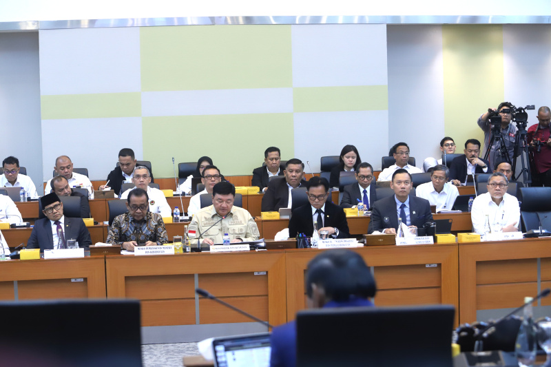 Badan Anggaran (Banggar) DPR menggelar Raker dengan Menko Polkam Budi Gunawan membahas RAPBN 2026 (Ashar/SinPo.id)