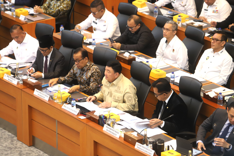 Badan Anggaran (Banggar) DPR menggelar Raker dengan Menko Polkam Budi Gunawan membahas RAPBN 2026 (Ashar/SinPo.id)