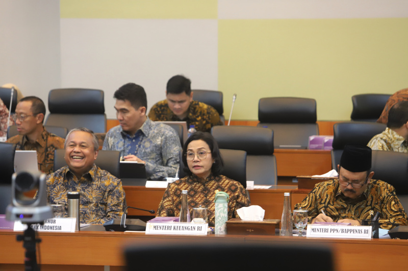Banggar DPR menggelar raker dengan Menkeu Sri Mulyani, Menteri PPN/Bappenas Rachmat Pambudy dan Gubernur BI Perry Warjiyo bahas pendahuluan RAPBN TA 2026 (Ashar/SinPo.id)