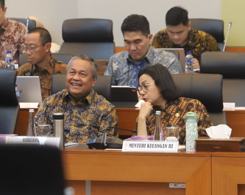 Banggar DPR menggelar raker dengan Menkeu Sri Mulyani, Menteri PPN/Bappenas Rachmat Pambudy dan Gubernur BI Perry Warjiyo bahas pendahuluan RAPBN TA 2026 (Ashar/SinPo.id)