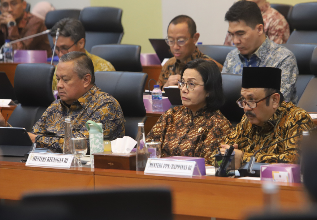 Banggar DPR menggelar raker dengan Menkeu Sri Mulyani, Menteri PPN/Bappenas Rachmat Pambudy dan Gubernur BI Perry Warjiyo bahas pendahuluan RAPBN TA 2026 (Ashar/SinPo.id)