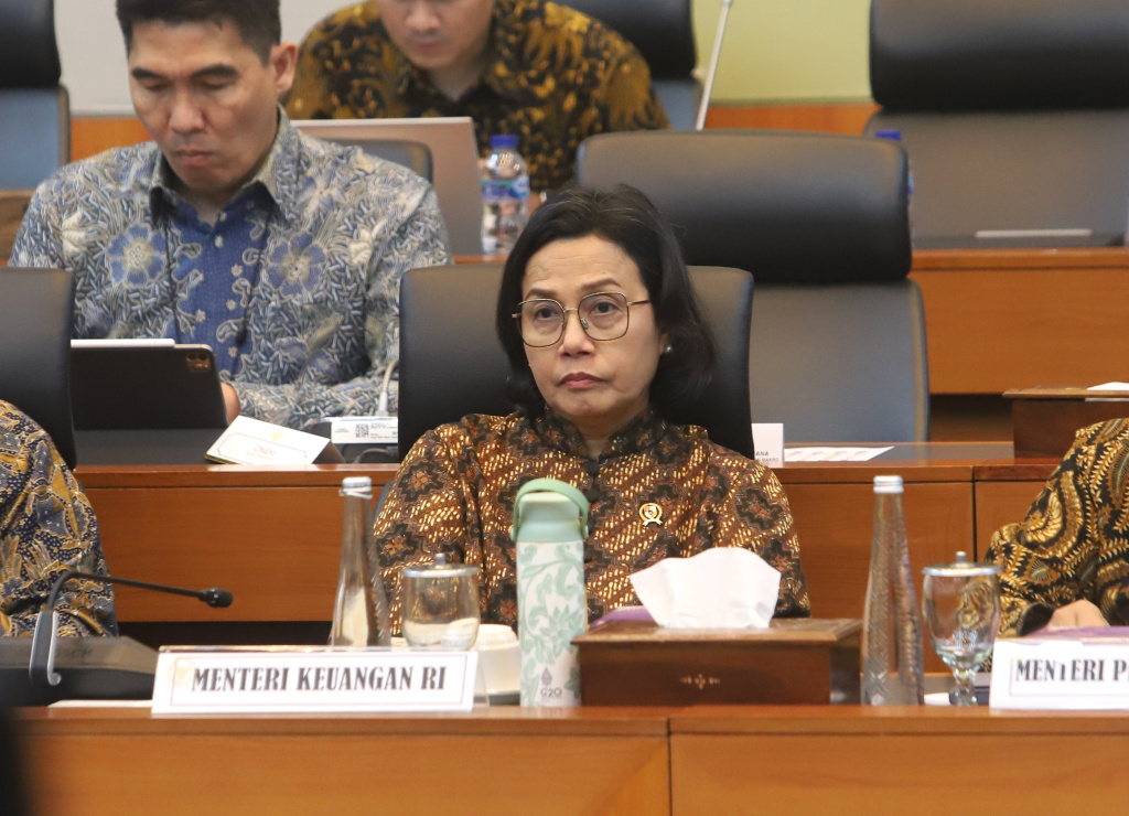 Banggar DPR menggelar raker dengan Menkeu Sri Mulyani, Menteri PPN/Bappenas Rachmat Pambudy dan Gubernur BI Perry Warjiyo bahas pendahuluan RAPBN TA 2026 (Ashar/SinPo.id)