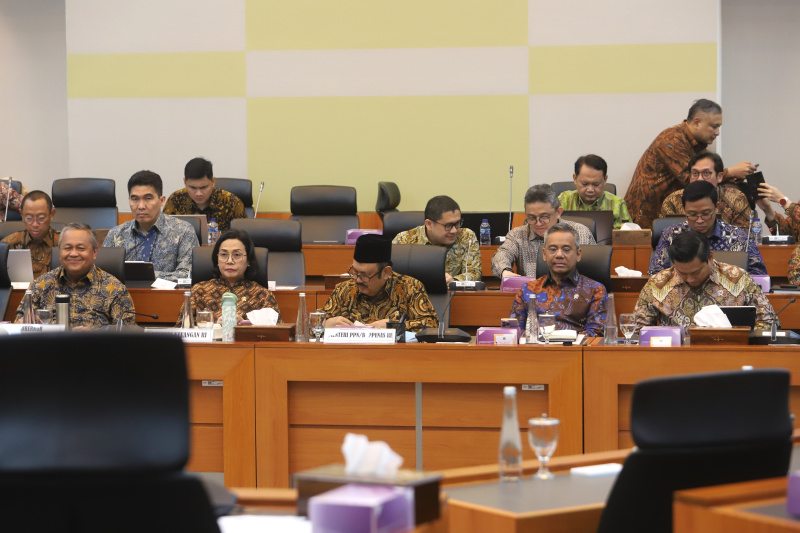Banggar DPR menggelar raker dengan Menkeu Sri Mulyani, Menteri PPN/Bappenas Rachmat Pambudy dan Gubernur BI Perry Warjiyo bahas pendahuluan RAPBN TA 2026 (Ashar/SinPo.id)