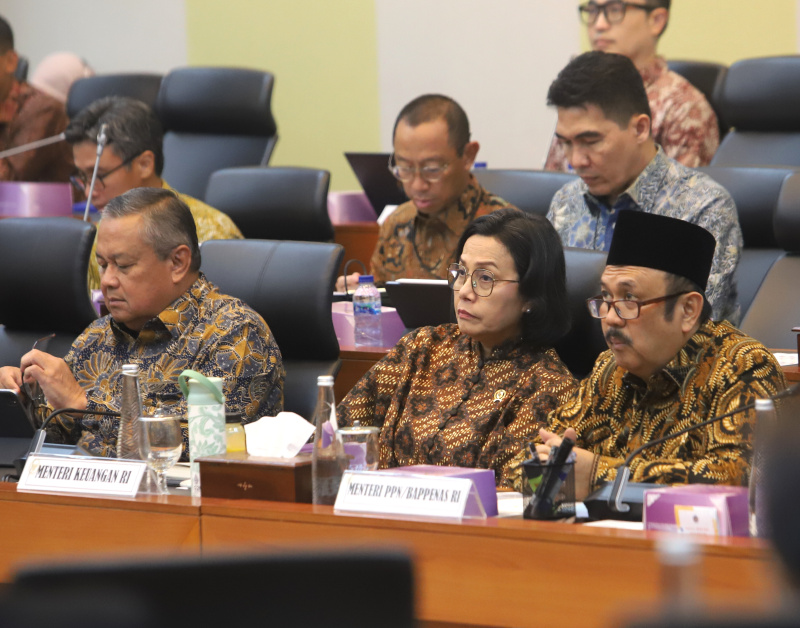 Banggar DPR menggelar raker dengan Menkeu Sri Mulyani, Menteri PPN/Bappenas Rachmat Pambudy dan Gubernur BI Perry Warjiyo bahas pendahuluan RAPBN TA 2026 (Ashar/SinPo.id)