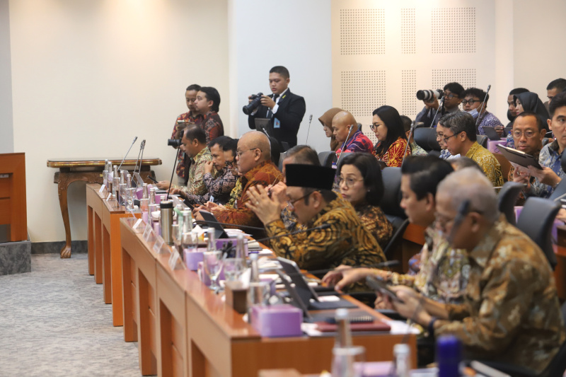 Banggar DPR menggelar raker dengan Menkeu Sri Mulyani, Menteri PPN/Bappenas Rachmat Pambudy dan Gubernur BI Perry Warjiyo bahas pendahuluan RAPBN TA 2026 (Ashar/SinPo.id)