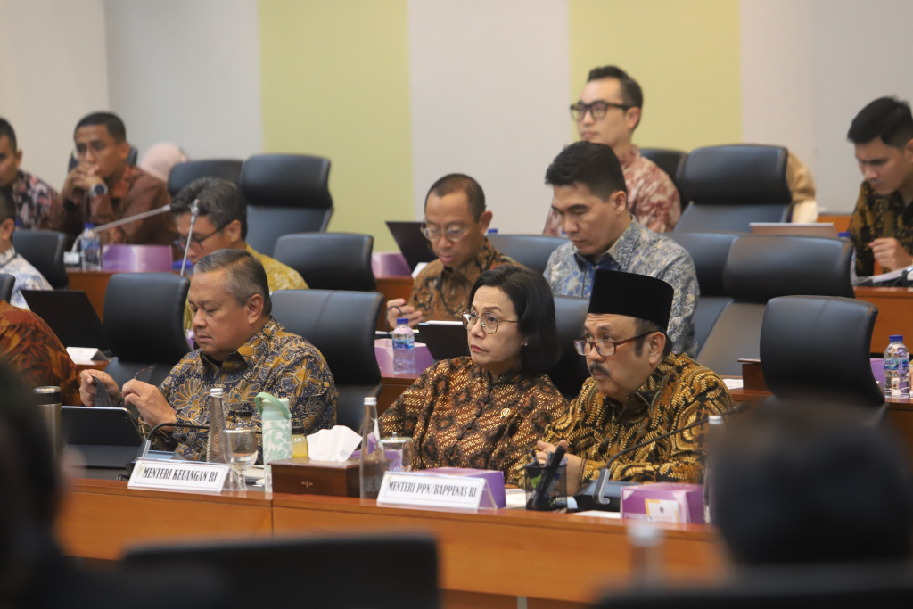 Banggar DPR menggelar raker dengan Menkeu Sri Mulyani, Menteri PPN/Bappenas Rachmat Pambudy dan Gubernur BI Perry Warjiyo bahas pendahuluan RAPBN TA 2026 (Ashar/SinPo.id)