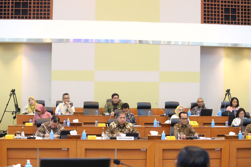 Banggar DPR RI gelar raker dengan Menteri Koordinator Bidang Perekonomian Airlangga Hartarto membahas RAPBN Tahun 2025 (Ashar/SinPo.id)