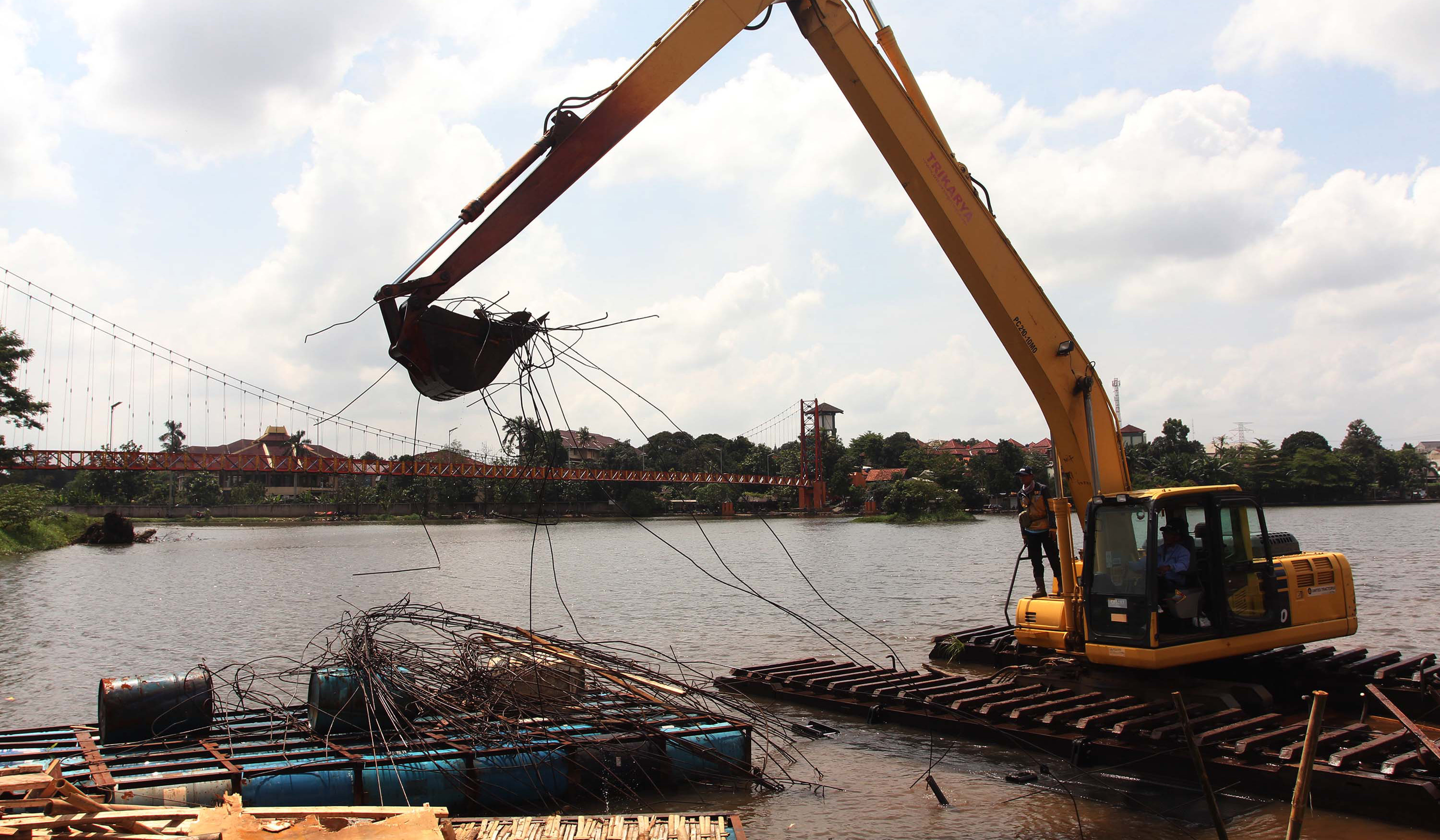 Pembongkaran bangunan liar. (Agus Priatna/SinPo.id)