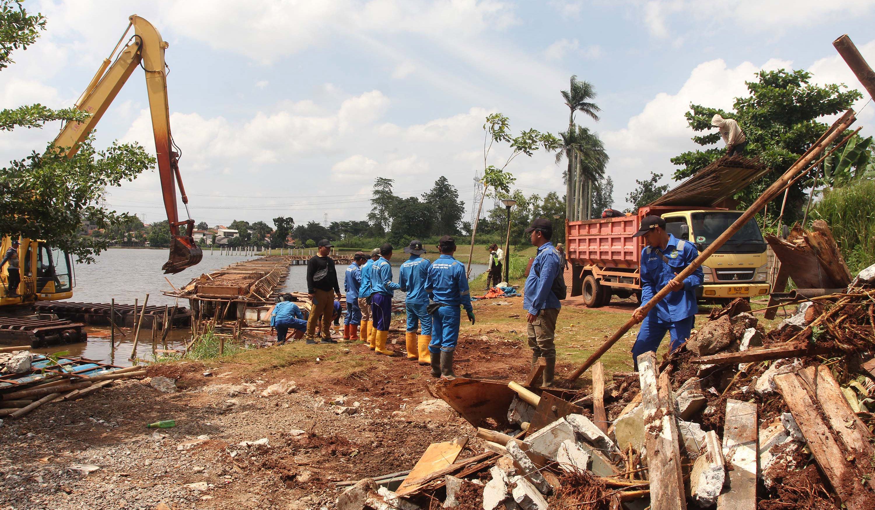 Pembongkaran bangunan liar. (Agus Priatna/SinPo.id)