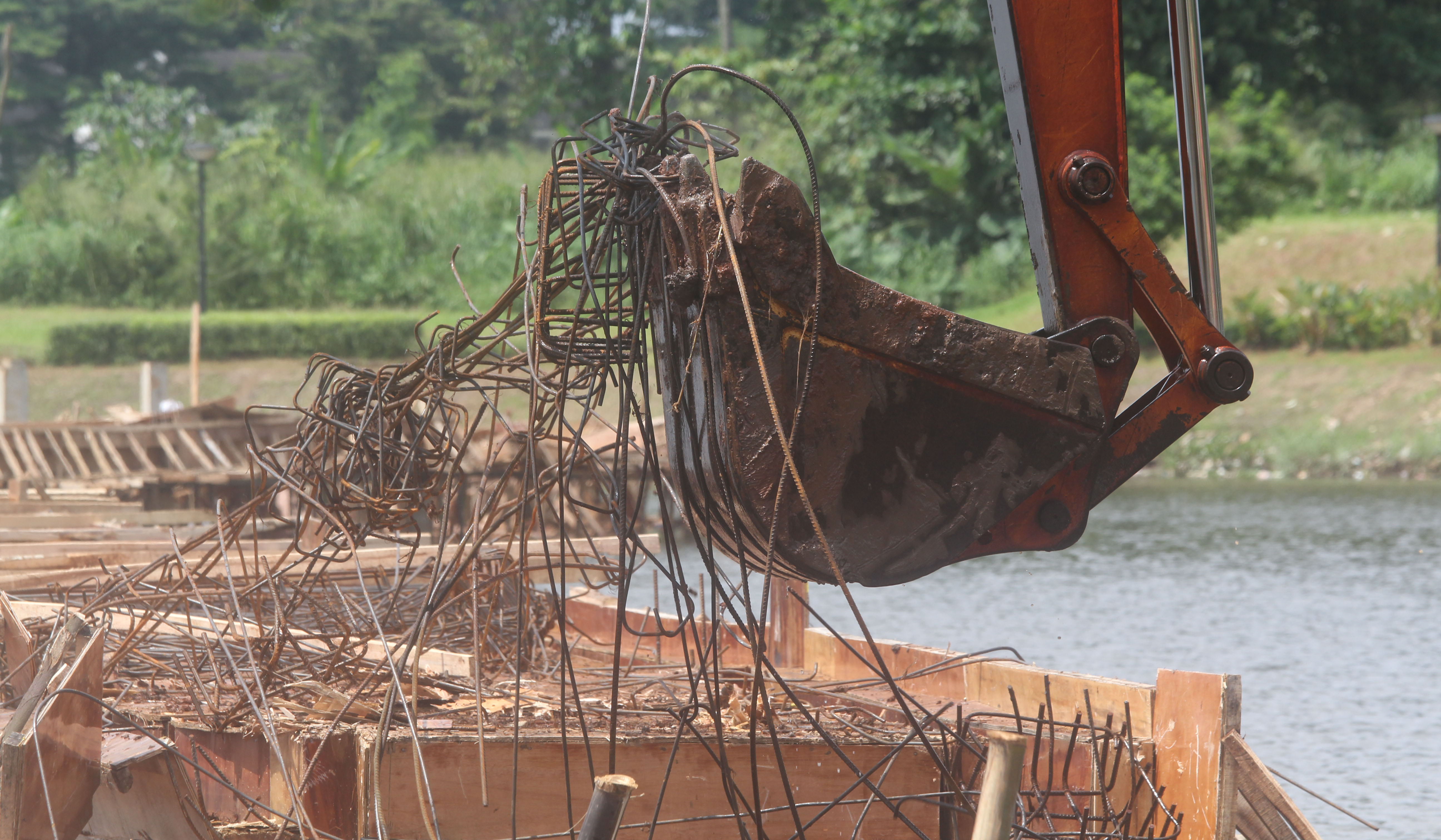 Pembongkaran bangunan liar. (Agus Priatna/SinPo.id)