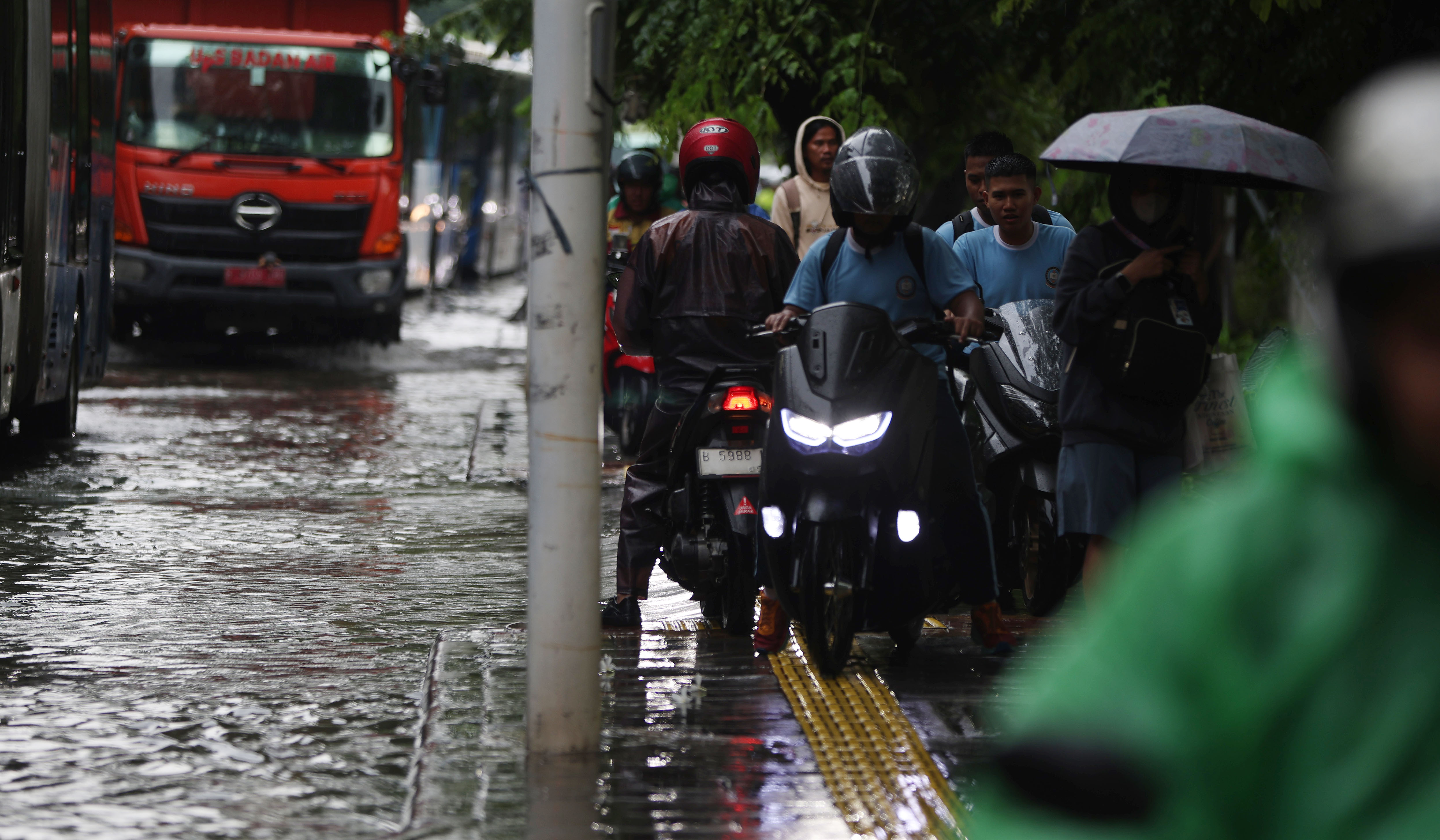 Banjir di kawasan Yos Sudarso, Jakarta. (Agus Priatna/SinPo.id)