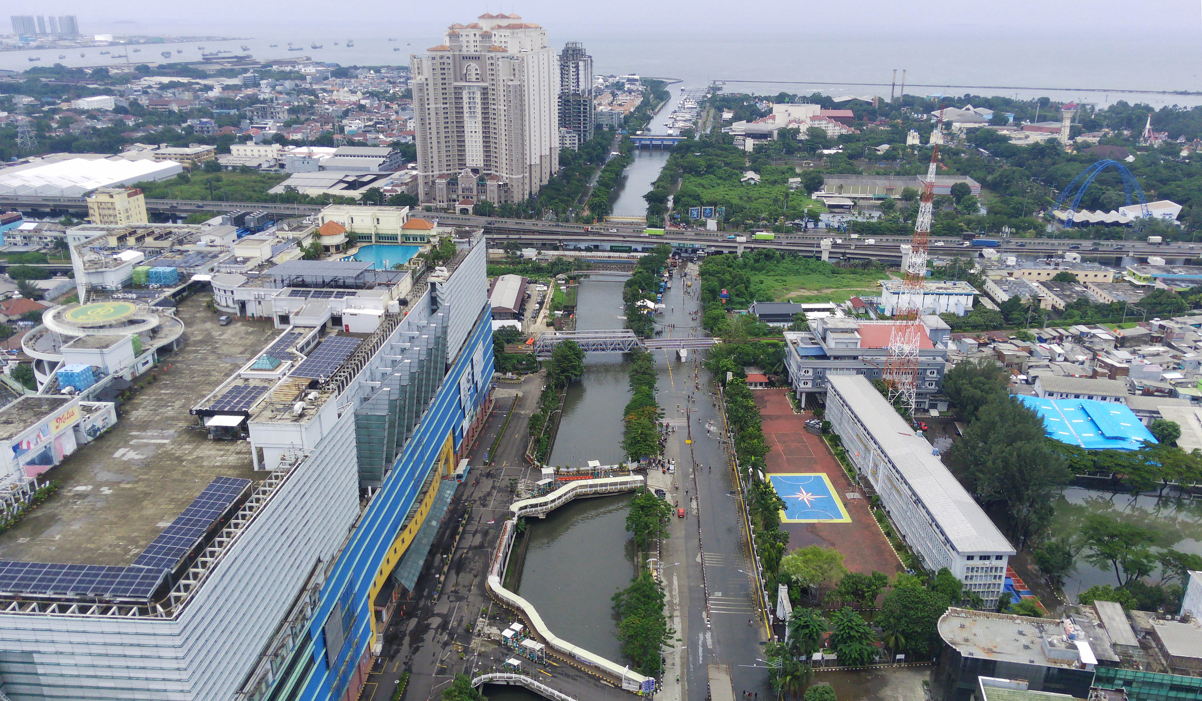 Banjir di jalan Gunung Sahari, Jakarta. (Agus Priatna/SinPo.id)