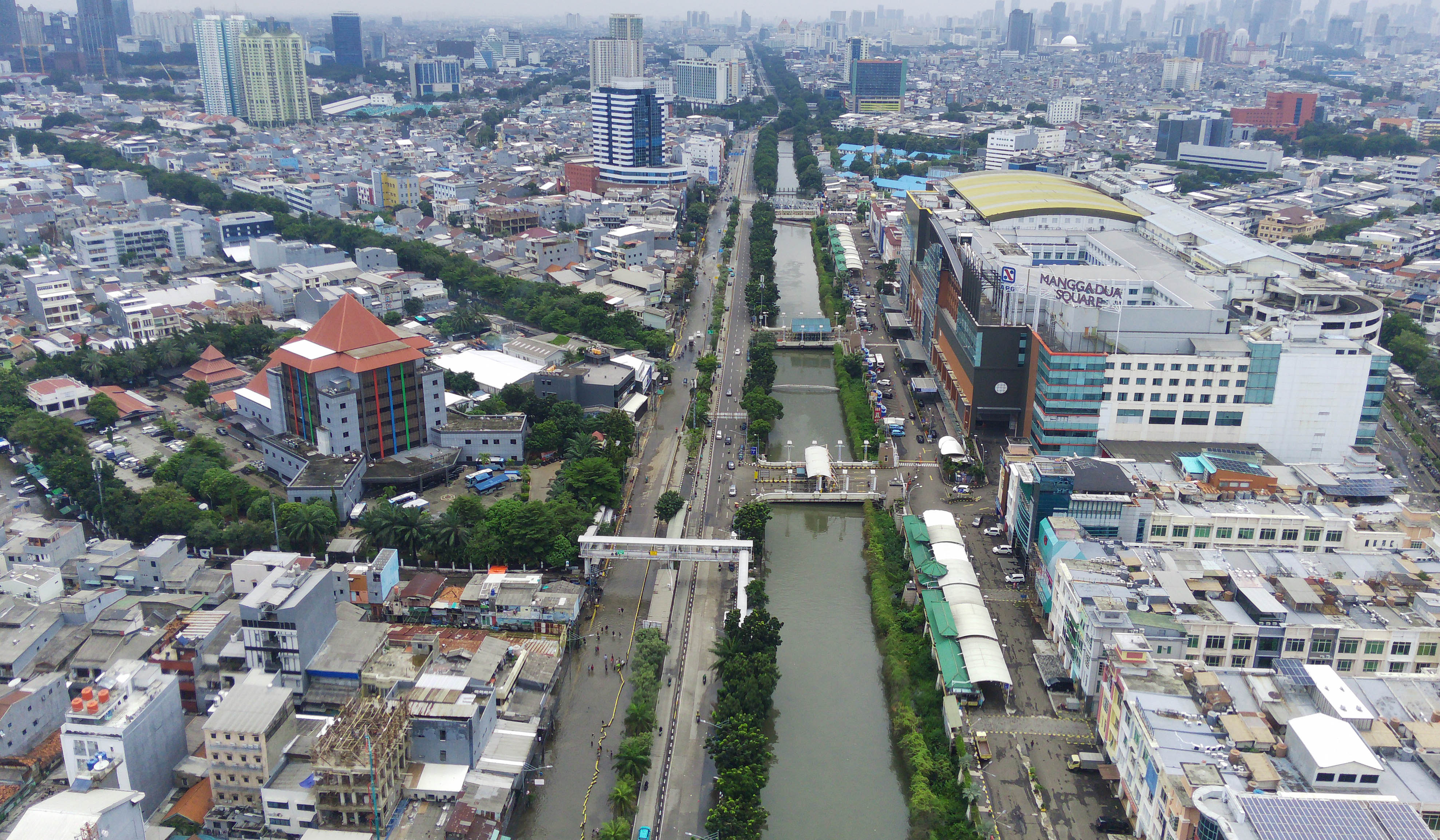 Banjir di jalan Gunung Sahari, Jakarta. (Agus Priatna/SinPo.id)