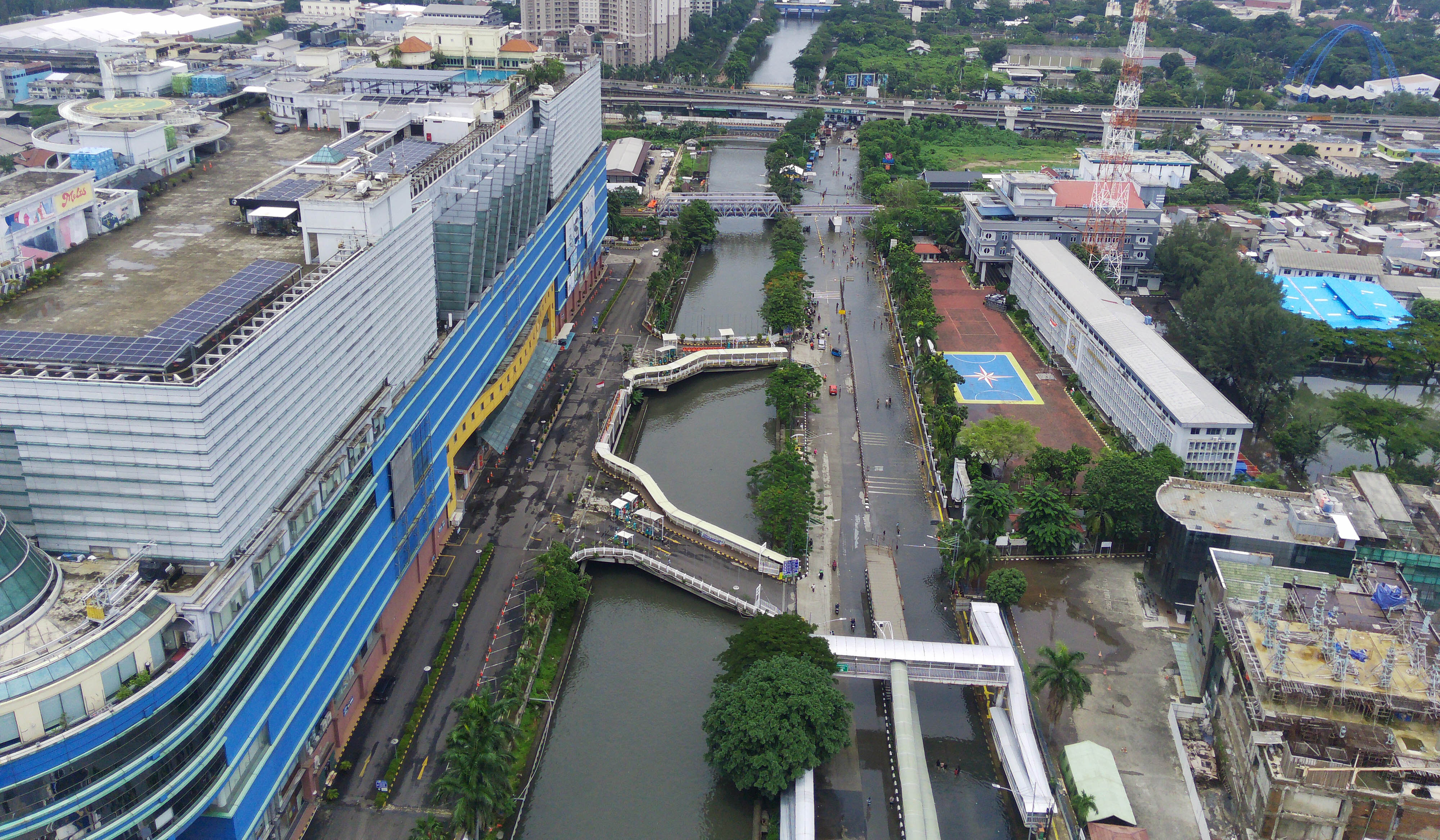 Banjir di jalan Gunung Sahari, Jakarta. (Agus Priatna/SinPo.id)