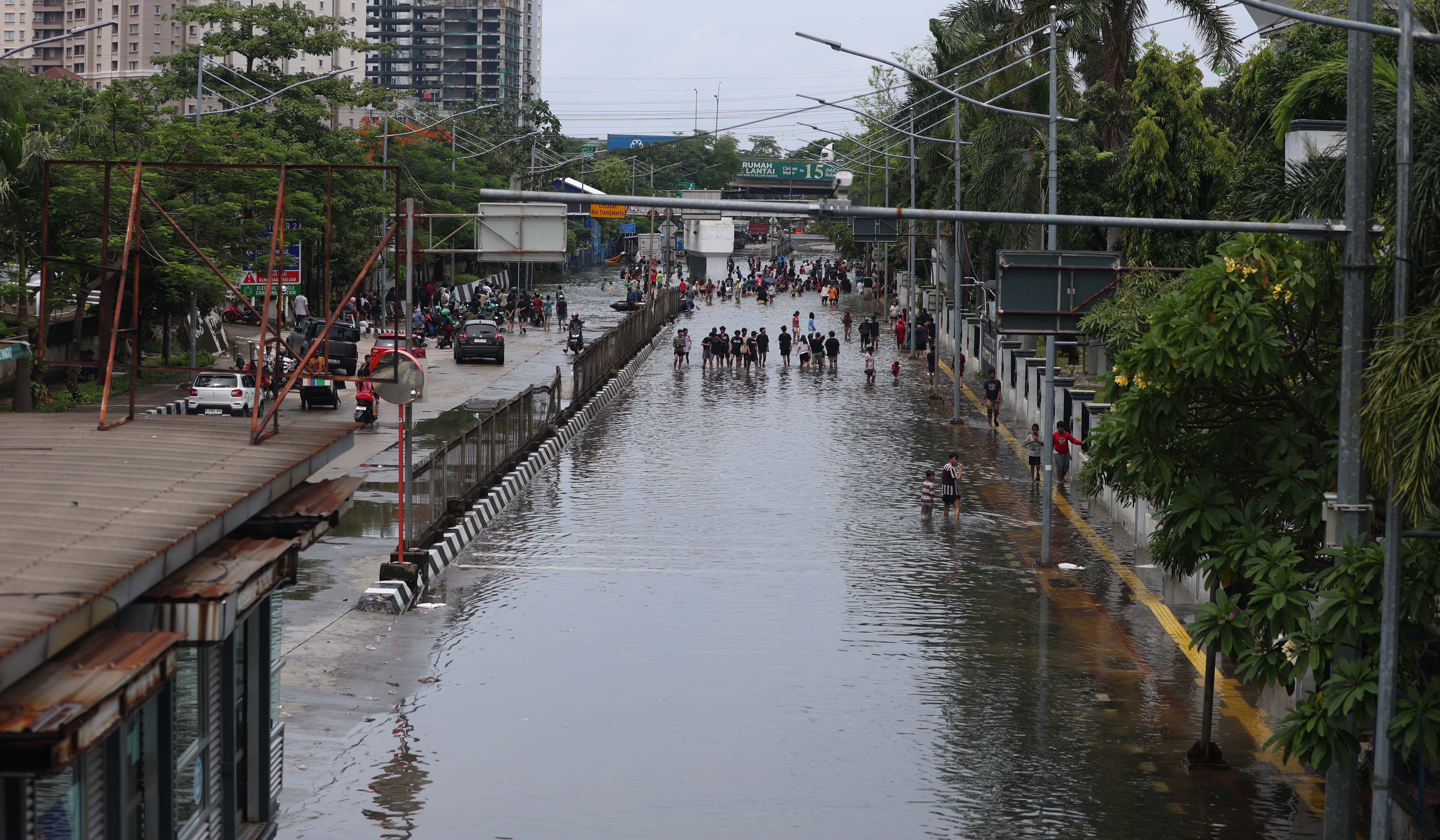 Banjir di jalan Gunung Sahari, Jakarta. (Agus Priatna/DinPo.id)