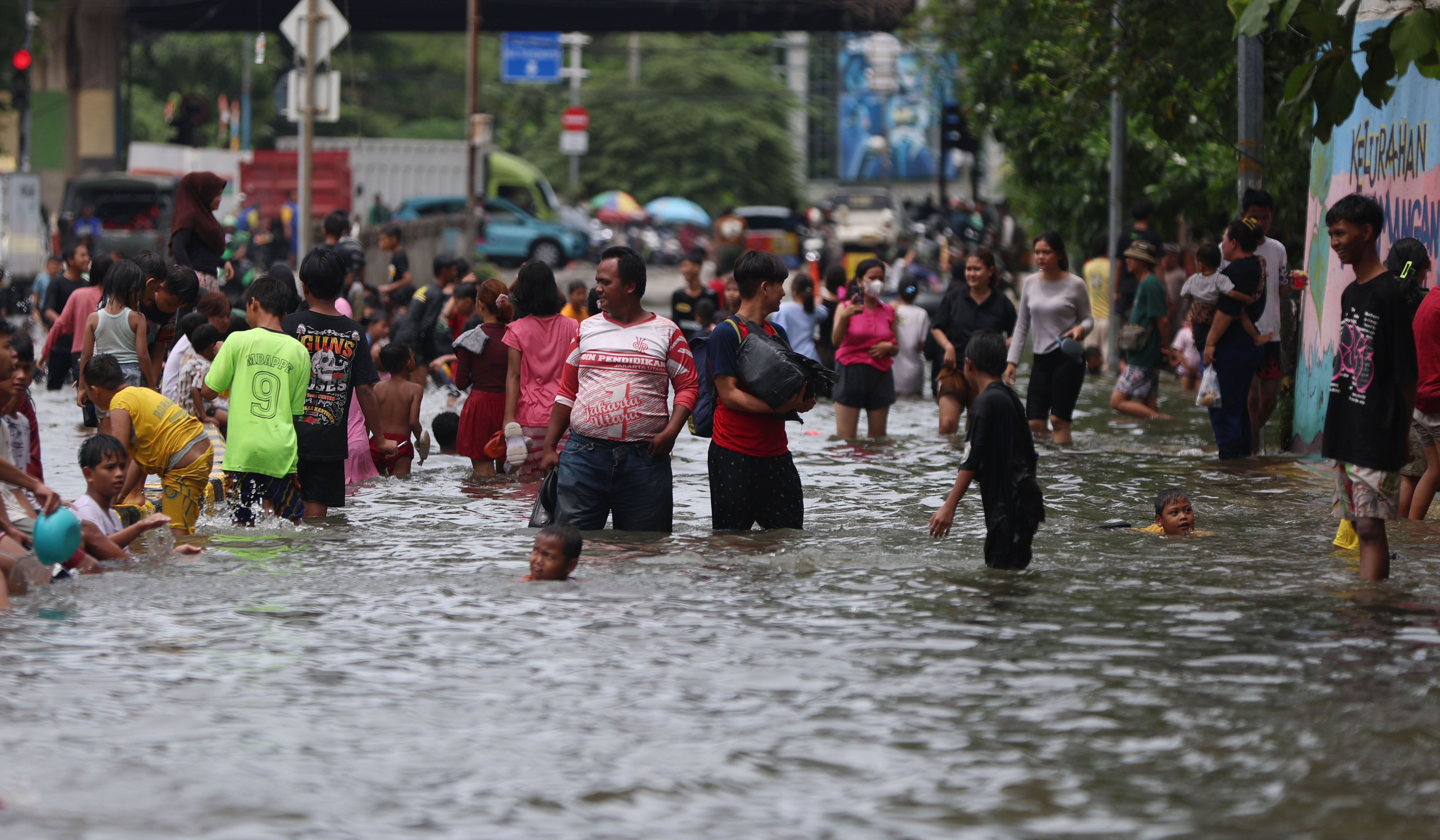 Banjir di jalan Gunung Sahari, Jakarta. (Agus Priatna/SinPo.id)