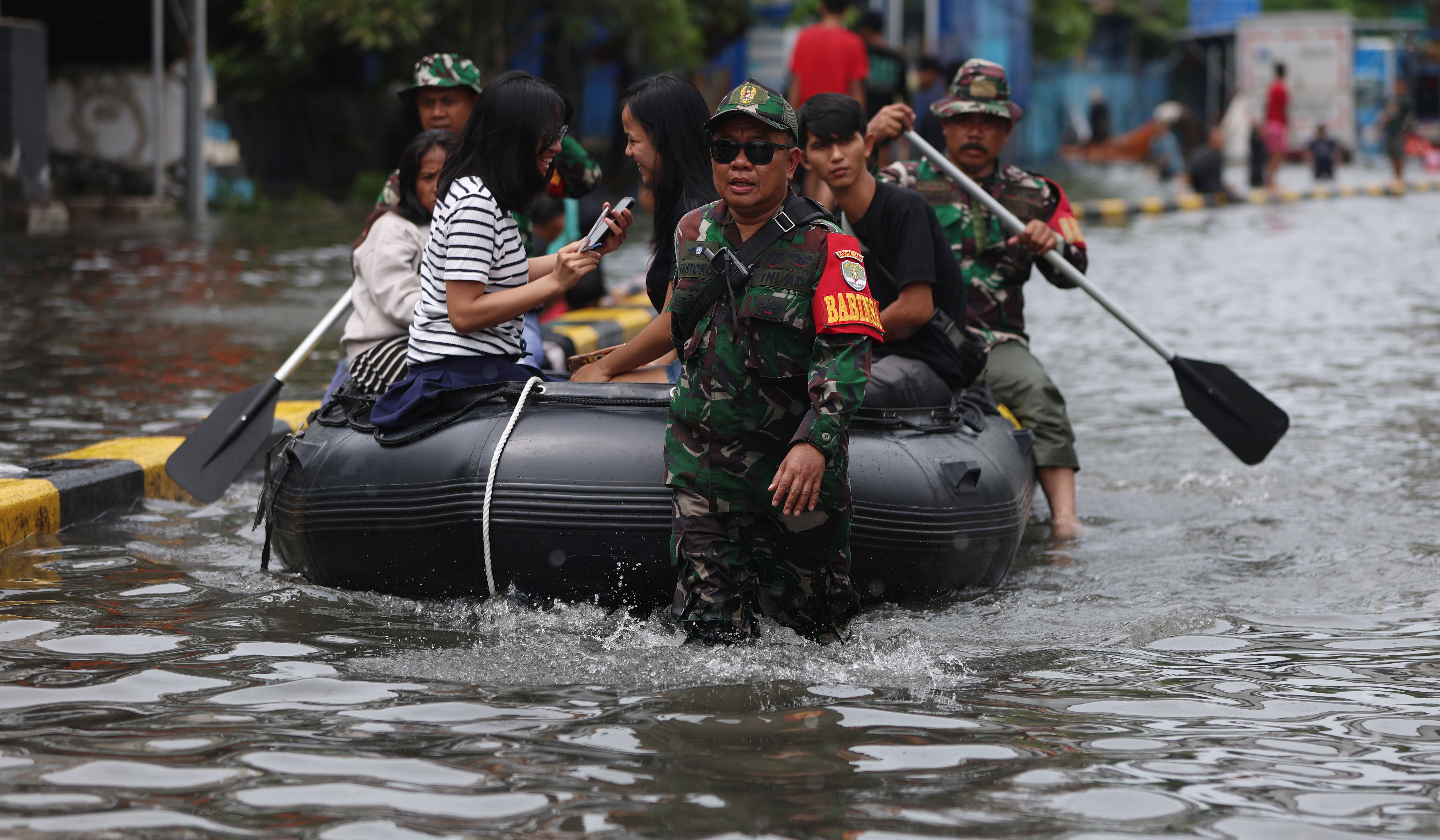 Banjir di jalan Gunung Sahari, Jakarta. (Agus Priatna/SinPo.id)