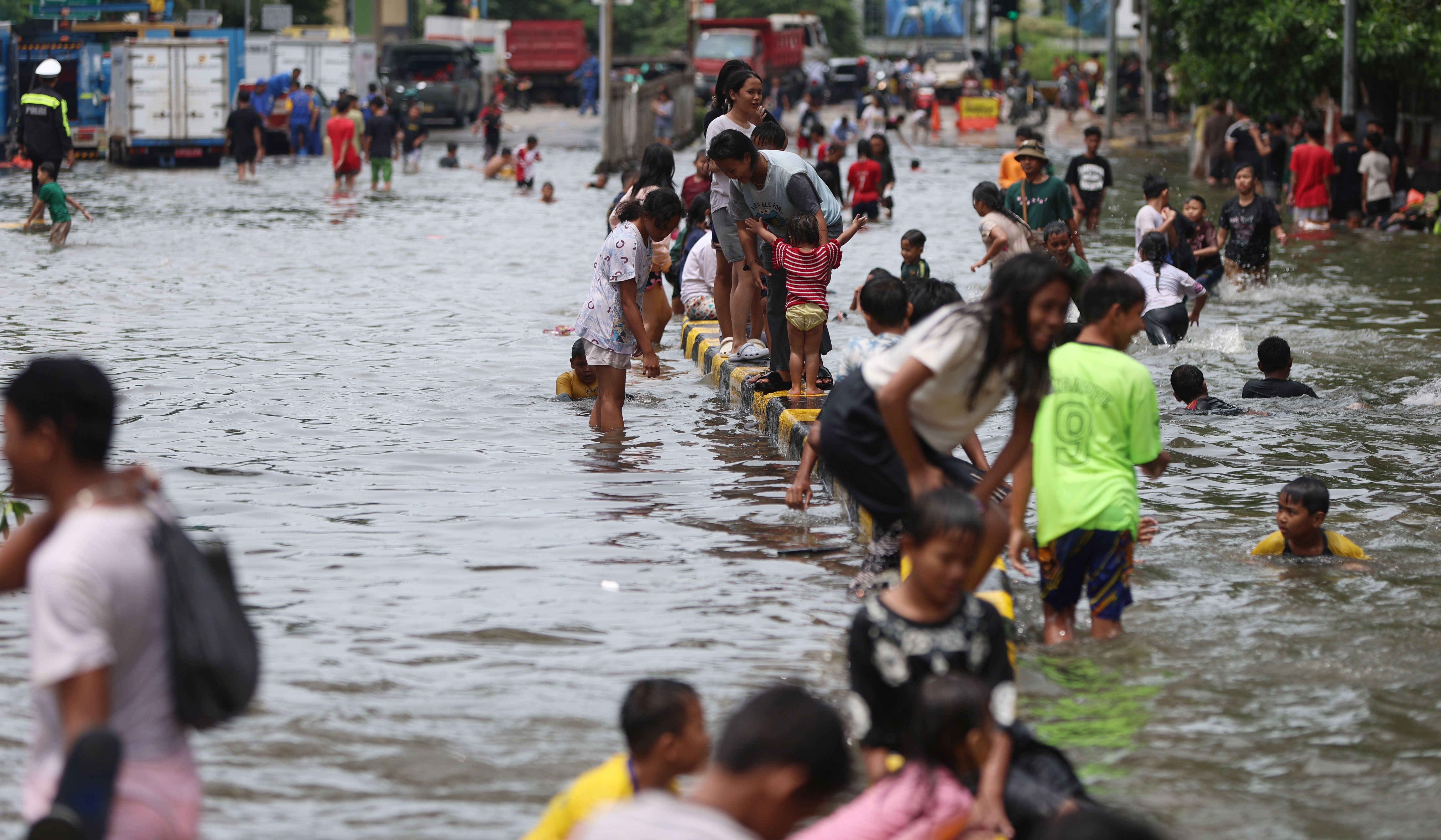 Banjir di jalan Gunung Sahari, Jakarta. (Agus Priatna/SinPo.id)