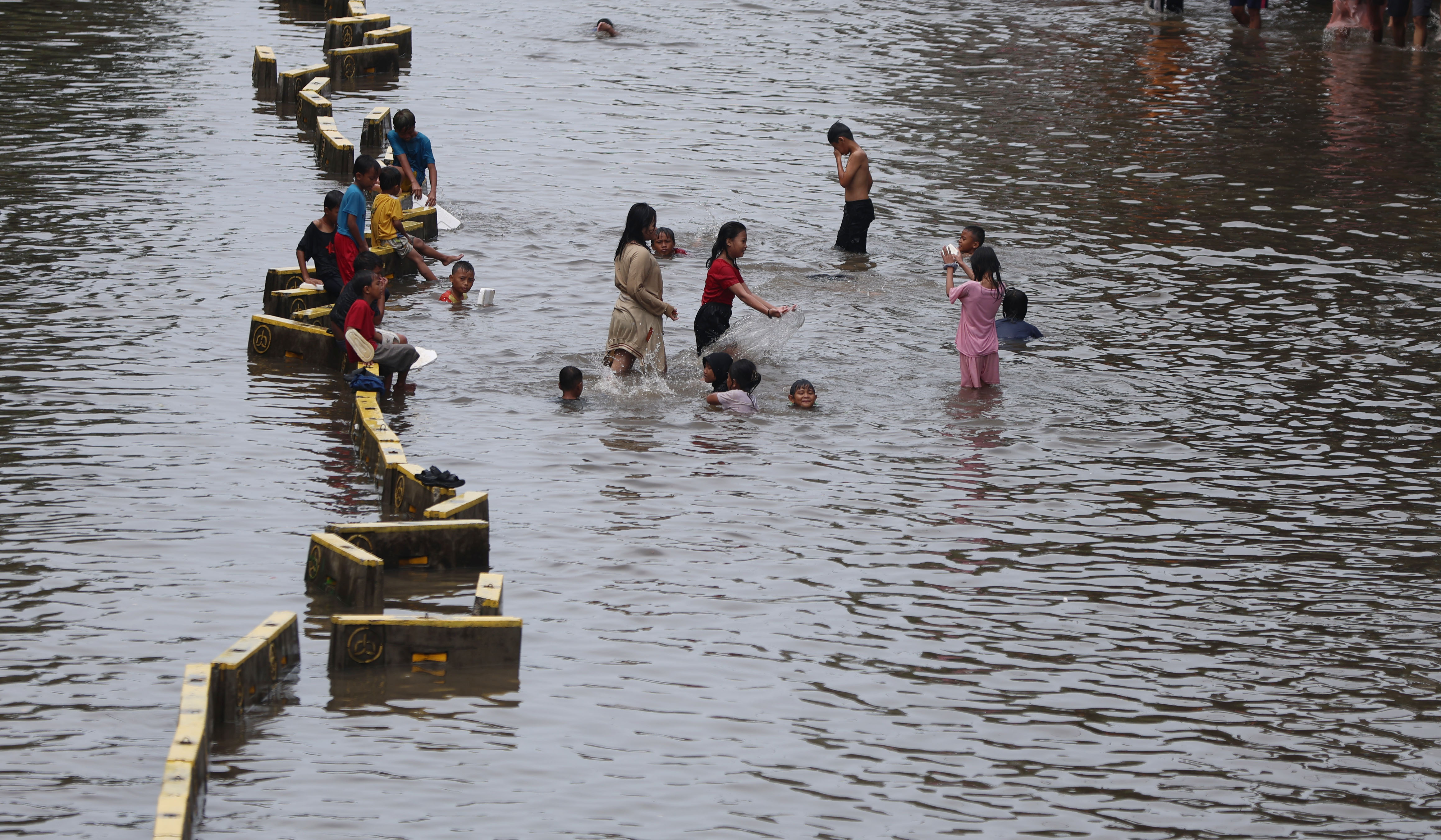 Banjir di jalan Gunung Sahari, Jakarta. (Agus Priatna/SinPo.id)