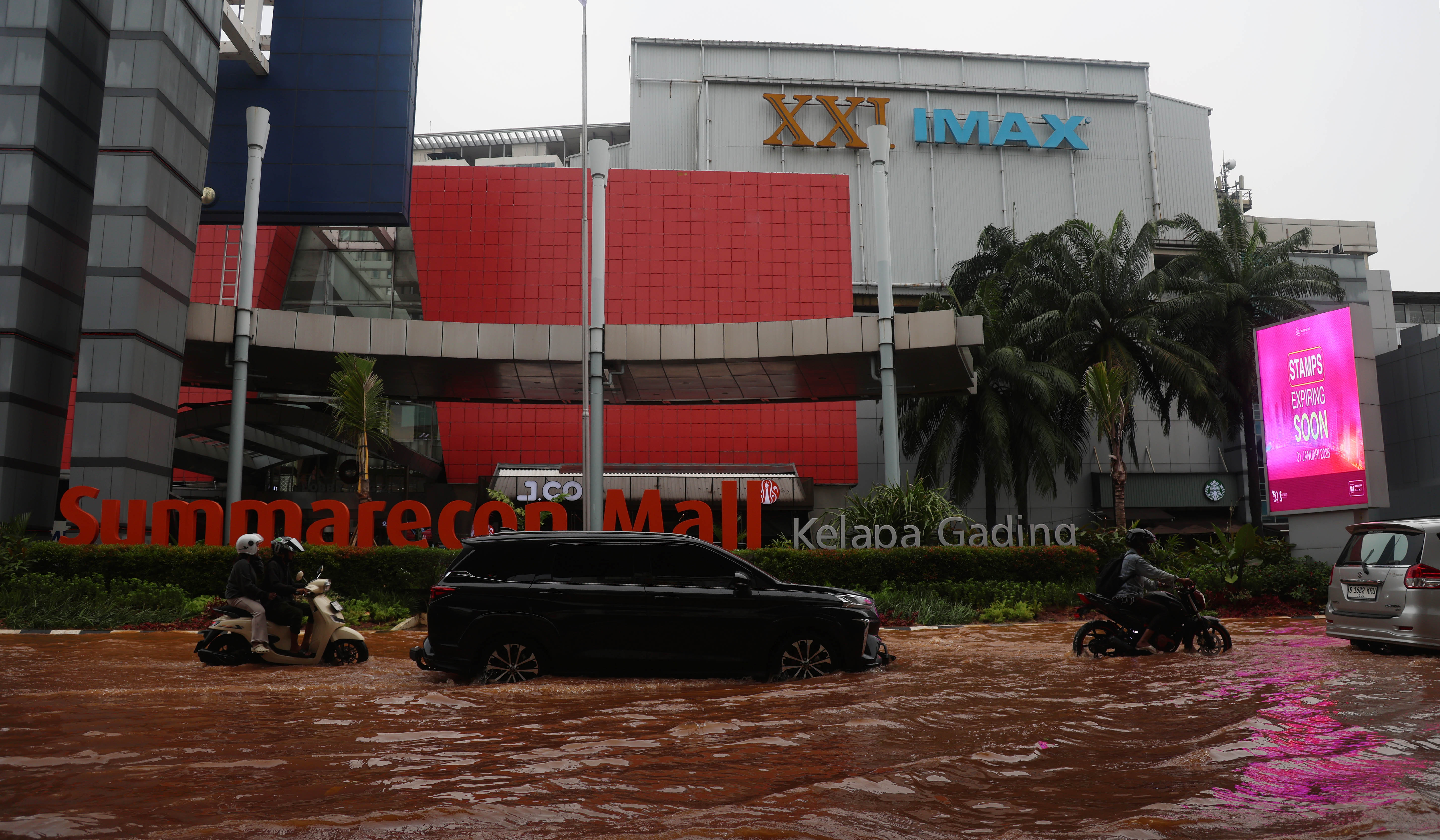 Banjir di jalan Boulevard Raya, Kelapa Gading. (Agus Priatna/SinPo.id)