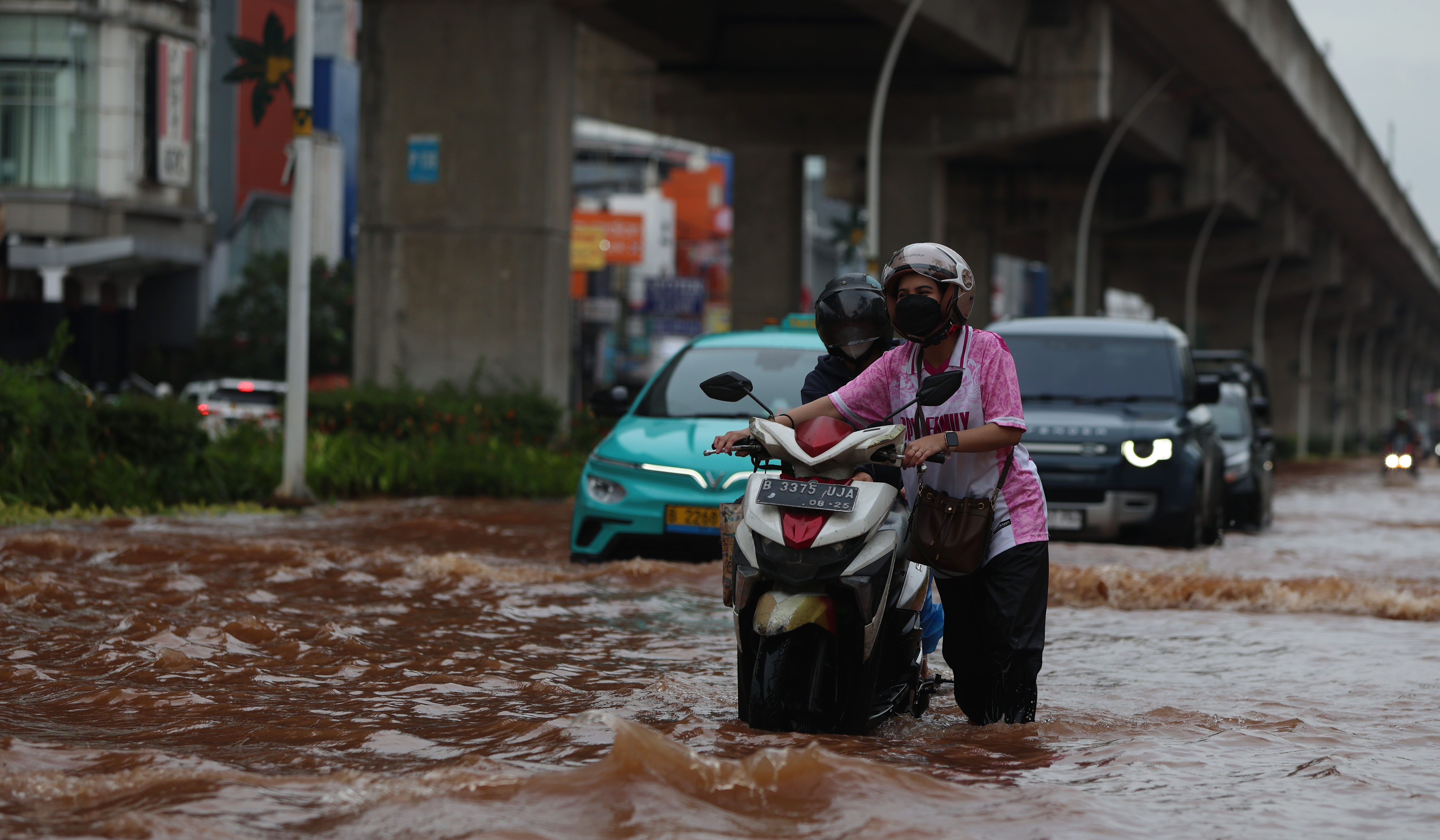 Banjir di jalan Boulevard Raya, Kelapa Gading. (Agus Priatna/SinPo.id)