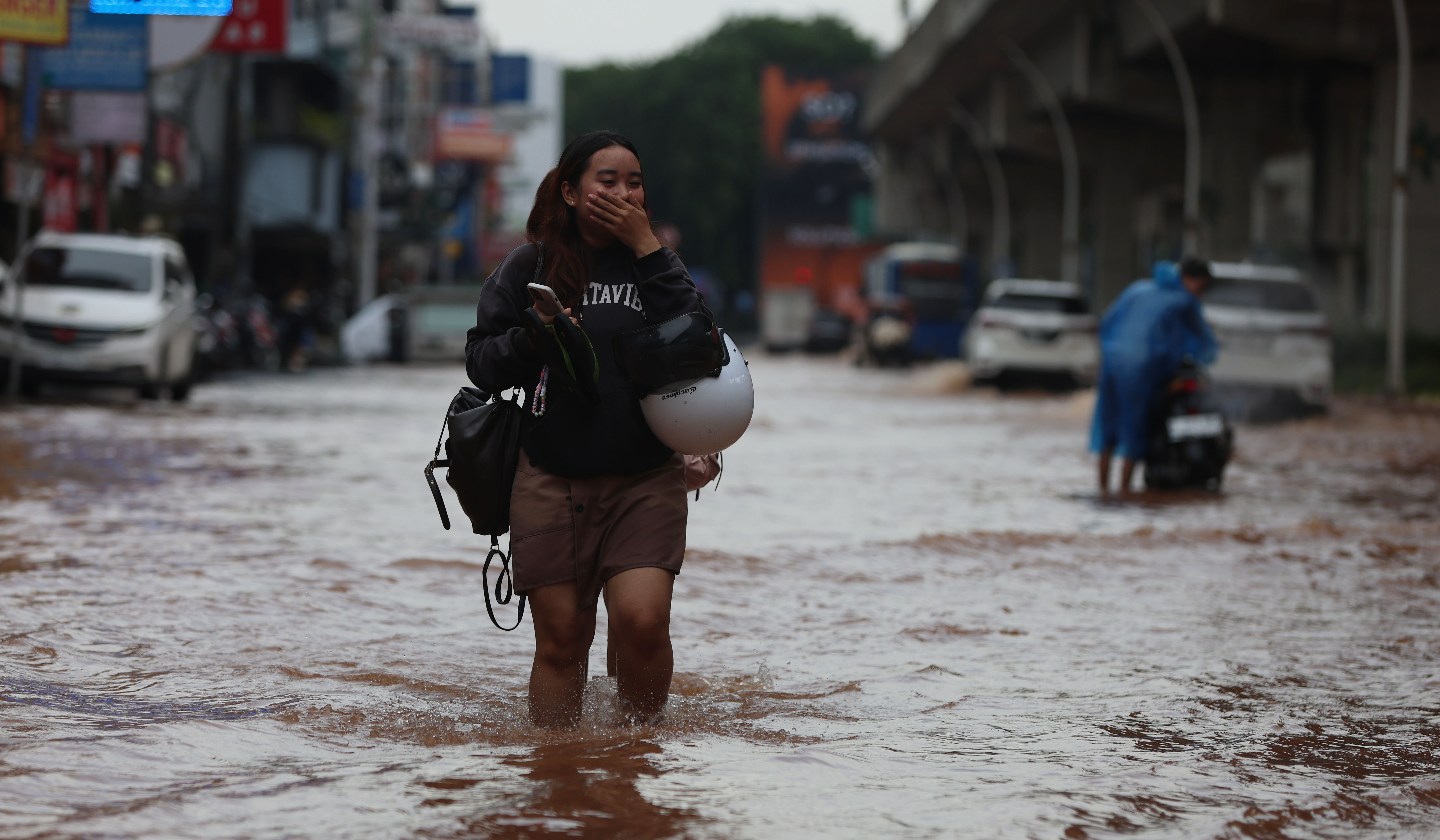 Banjir di jalan Boulevard Raya, Kelapa Gading. (Agus Priatna/SinPo.id)