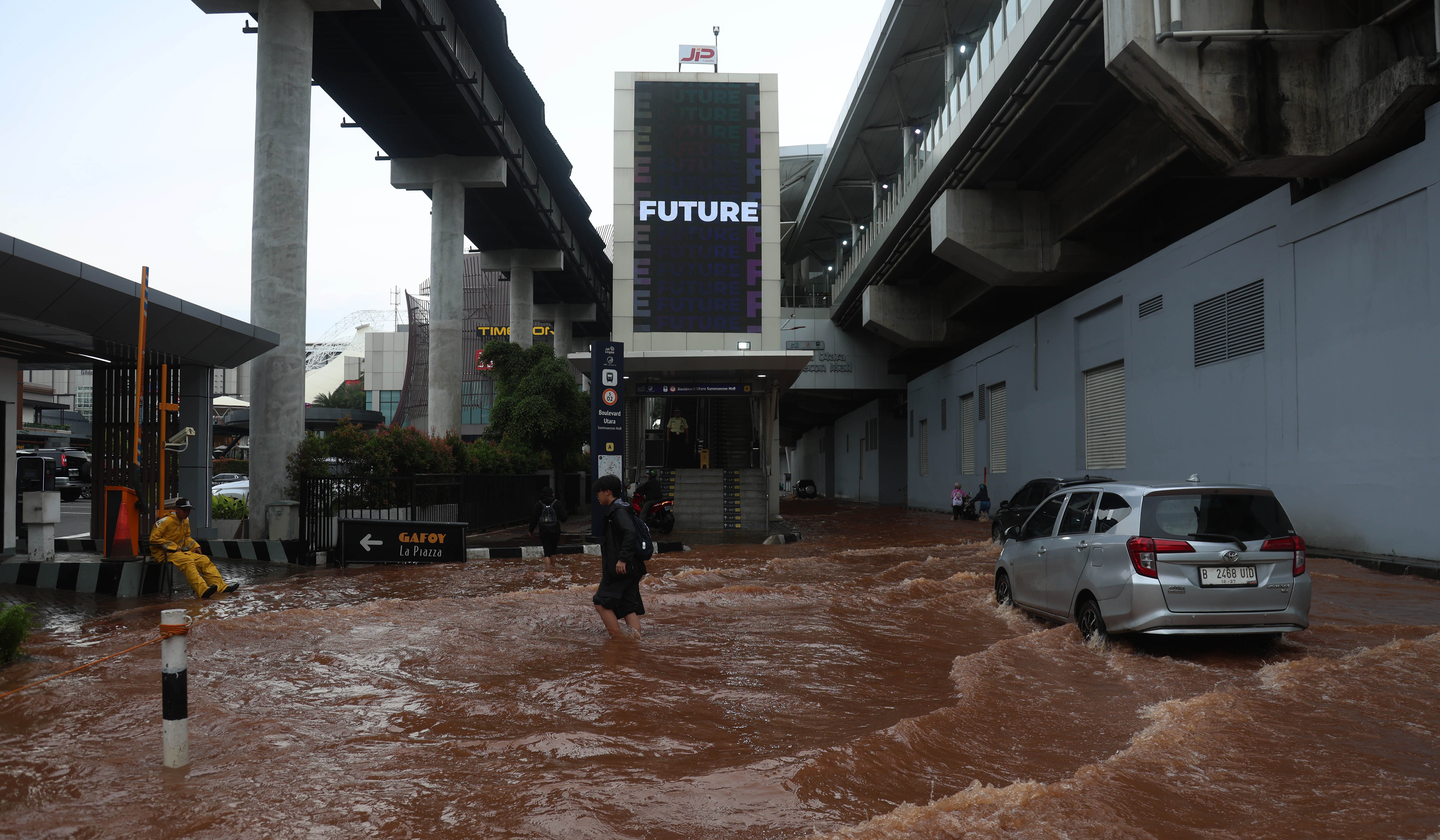 Banjir di jalan Boulevard Raya, Kelapa Gading. (Agus Priatna/SinPo.id)