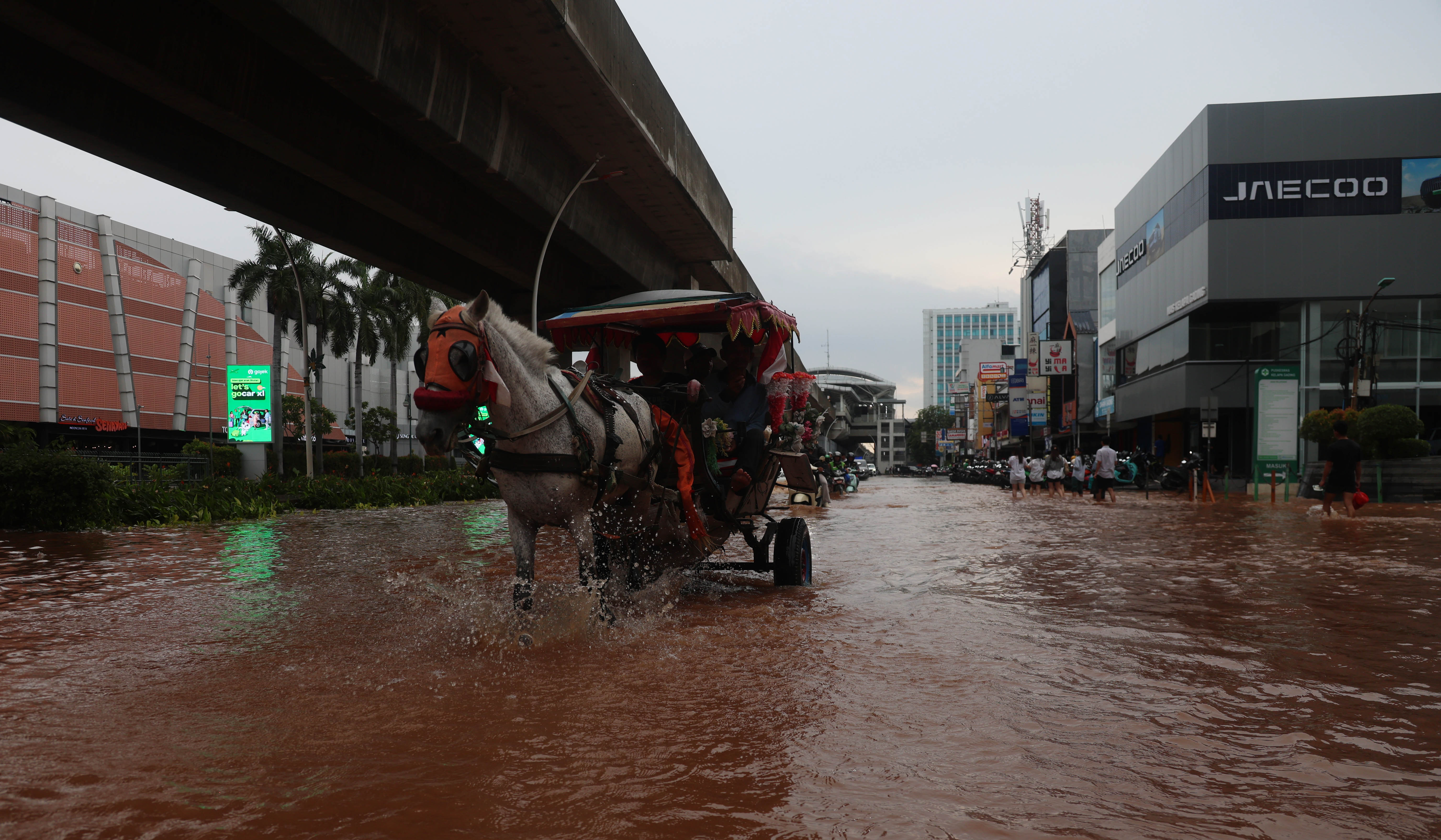 Banjir di jalan Boulevard Raya, Kelapa Gading. (Agus Priatna/SinPo.id)